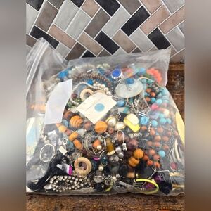 Jewelry wearable bundle, more than 1,5 kg. Mix years and provenances.